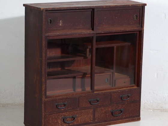 Antico mobile da tè giapponese (cha tansu) con ante scorrevoli in vetro – Periodo Taisho–Showa (c.1920–1950) (photo 2 of 40)