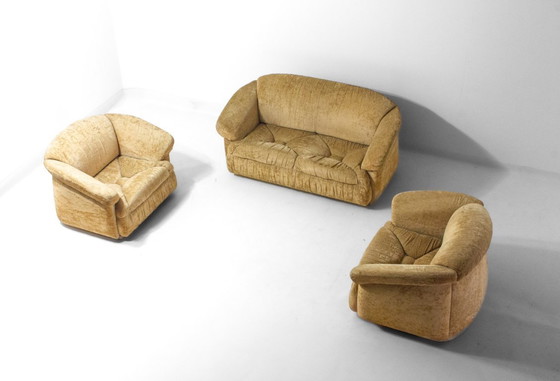 Image 1 of Een paar Italiaanse loungestoelen in beige fluweel, jaren 70.