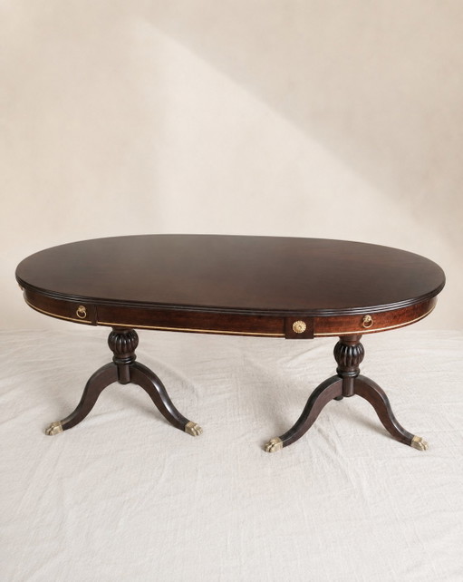 Uitschuifbare ovale tafel van gelakt mahoniehout met leeuwenpootjes en gouden details. – eettafels, Wood