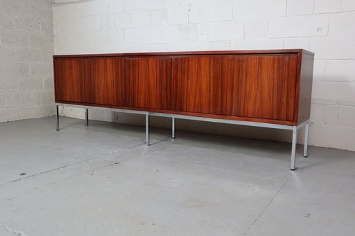 Buffet minimaliste en bois de rose produit par Furniture Factory Aurora en 1967, Belgique