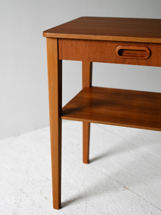 Image 1 of Table de nuit scandinave vintage en teck avec étagère et poignée sculptée