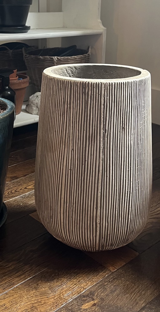Ribbed concrete pot