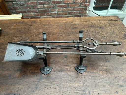 Ensemble de cheminée classique avec chenets forgés à la main