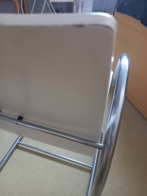 Chaises circulaires Metaform.