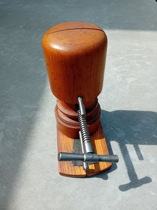 Großer antiker hölzerner Hutspanner/Hutstrecker aus einer Werkstatt – decoratieve objecten, Wood (photo 2 of 7)