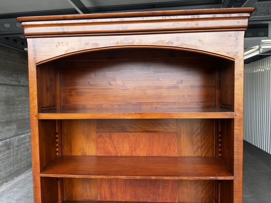 Image 1 of Bibliothèque en merisier massif à éclairage intégré - fabrication XX e siècle 