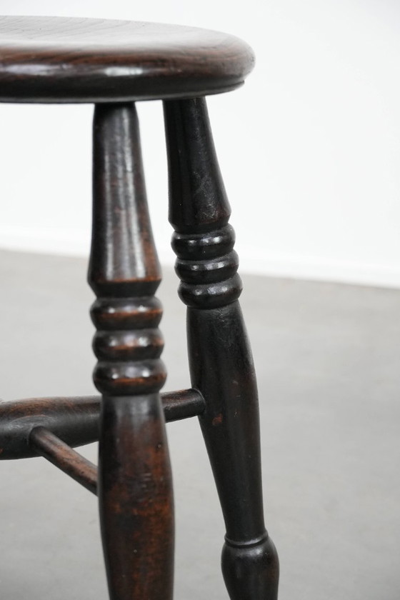 Image 1 of Engels antiek klassiek en tijdloos Windsor krukje uit de 18e eeuw