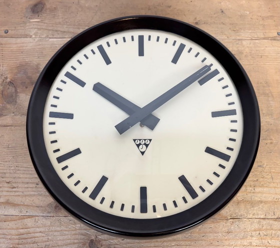 Image 1 of Orologio da parete industriale in bachelite di Pragotron, anni '60
