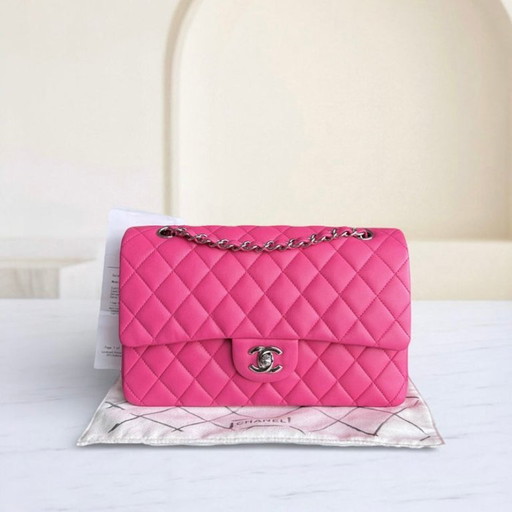 Bolso Chanel Classic Flap mediano - Piel de cordero acolchada, rosa fucsia, herrajes plateados, Serie 19