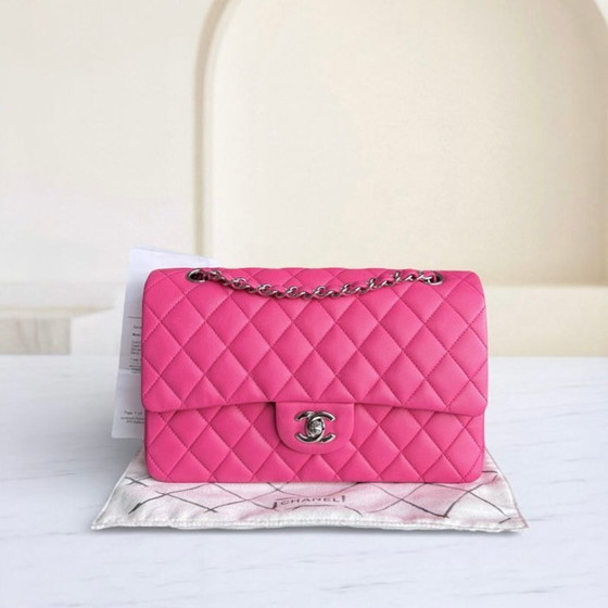 Image 1 of Sac Chanel Classic Flap moyen - Agneau matelassé rose fuchsia, finitions argentées, Série 19
