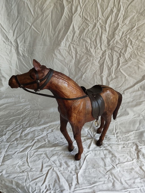 Cavallo in pelle con sella, alto 35cm.