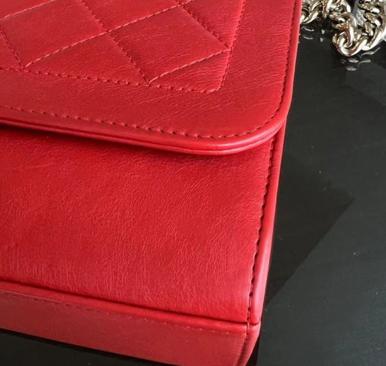 Image 1 of Borsa Chanel Medium Label Click Flap in pelle di vitello trapuntata e martellata, colore rosso, con finiture dorate, serie 24.