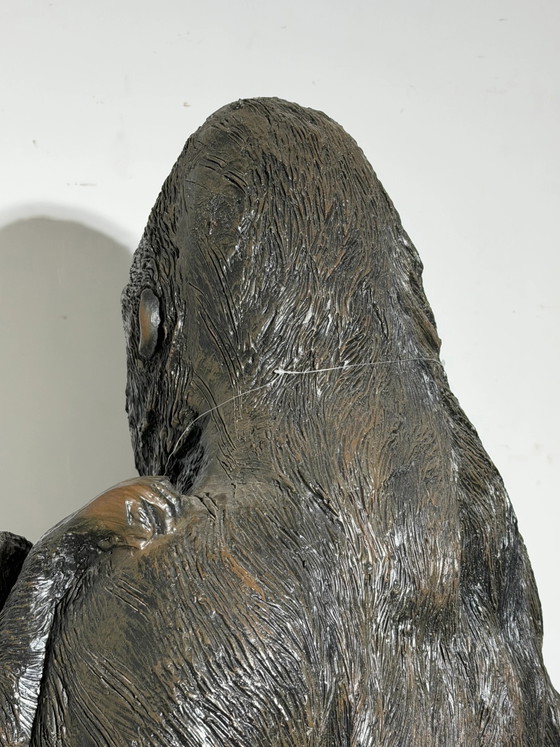 Escultura de gorila con cría – Estatua decorativa de animal de gran tamaño – 120 × 90 cm (photo 10 of 10)