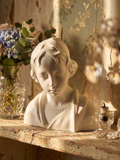 Busto de un niño en bizcocho de porcelana blanca de Limoges, obra de Camille Tharaud.