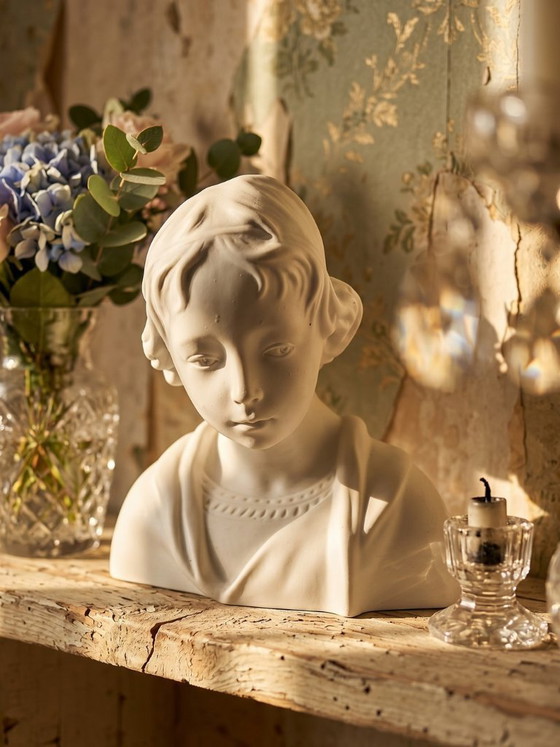 Image 1 of Busto de un niño en bizcocho de porcelana blanca de Limoges, obra de Camille Tharaud.
