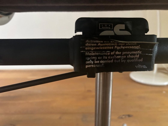 Image 1 of Silla de aluminio Vitra Eames EA117 - diseño original