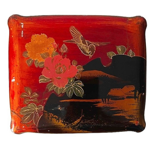 Boîte japonaise ancienne en laque rouge bordeaux, peinte à la main avec des fleurs et des oiseaux, années 1920