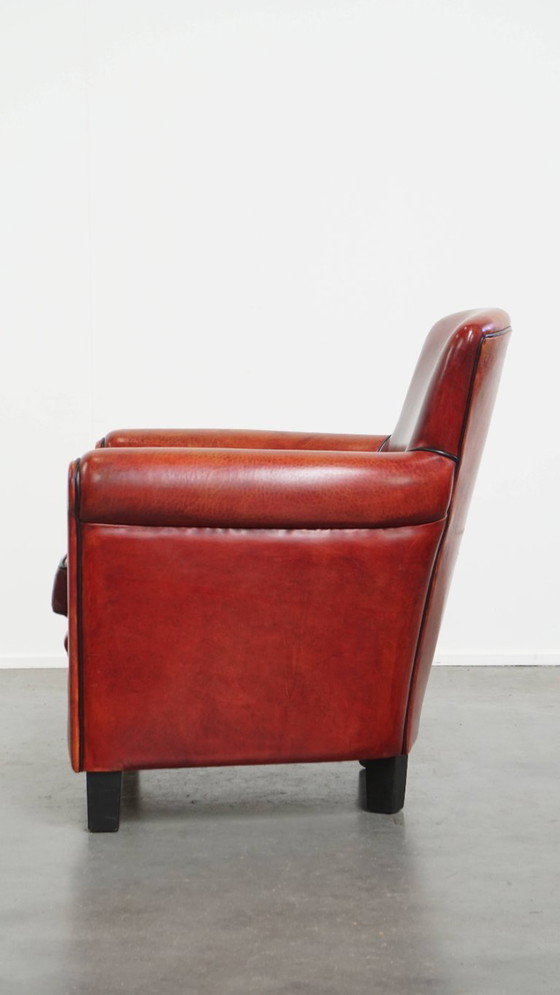Image 1 of Fauteuil gemaakt van schapenleer in een rood/ bruine kleur