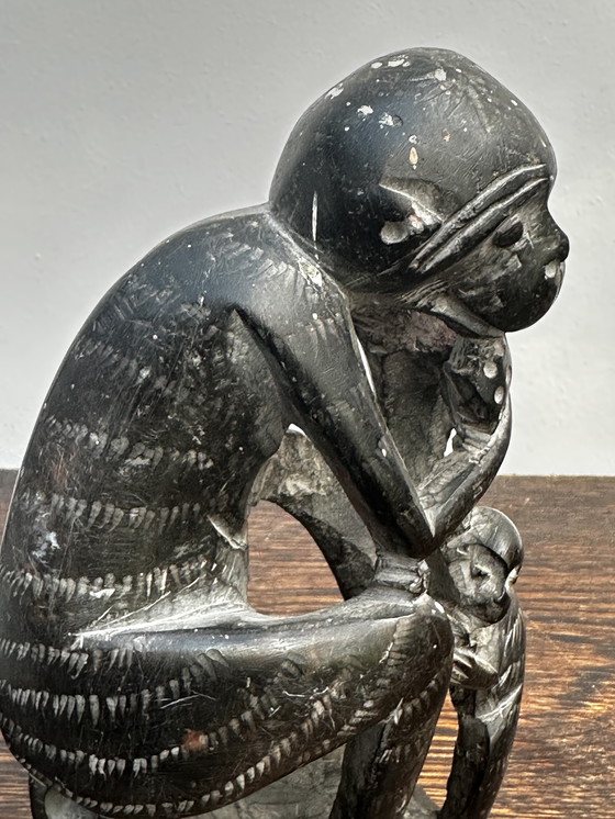 Image 1 of Scultura di Singe in pierre noire Mère et enfant H 14 cm / L 9 cm