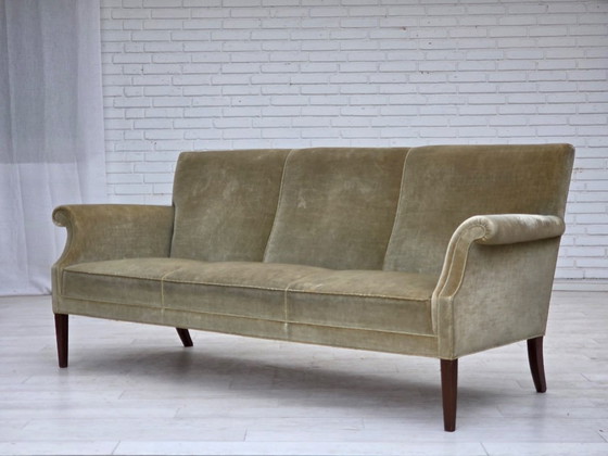 Image 1 of Divano a 3 posti danese degli anni '60, in velluto verde chiaro.