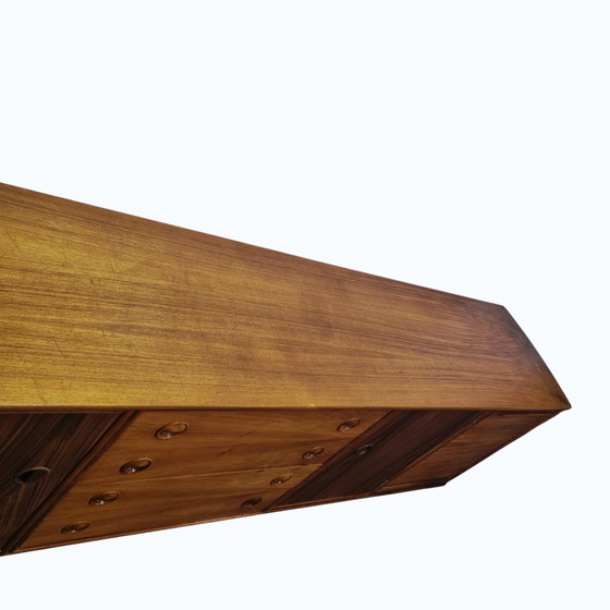 Image 1 of XX lang notenhout dressoir van William Watting voor Modernord, 1950s