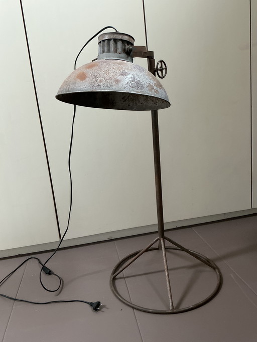 Industrielle Stehlampe ausziehbar