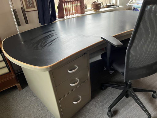 Escritorio Gispen, escritorio industrial LIPS president en forma de riñón