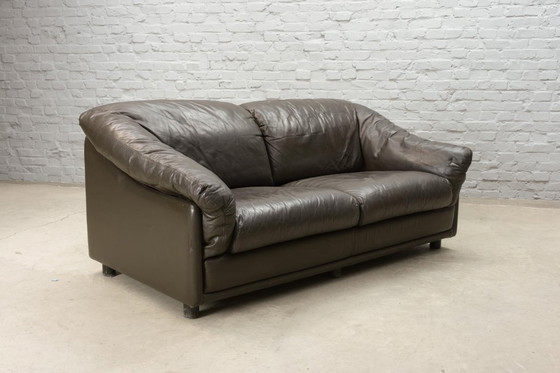 Image 1 of Cómodo sofá Leolux de dos plazas de cuero marrón chocolate, diseño de mediados de siglo. Países Bajos, década de 1970.