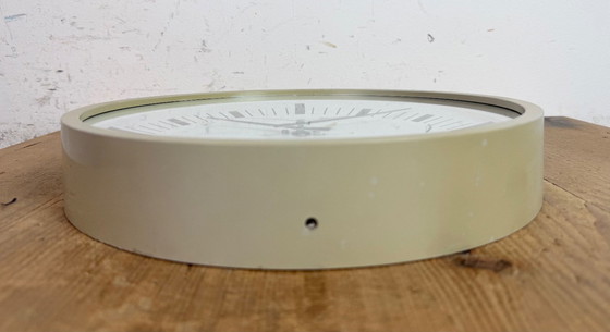 Image 1 of Industrielle graue Bakelit-Wanduhr von Pragotron, 1970er Jahre