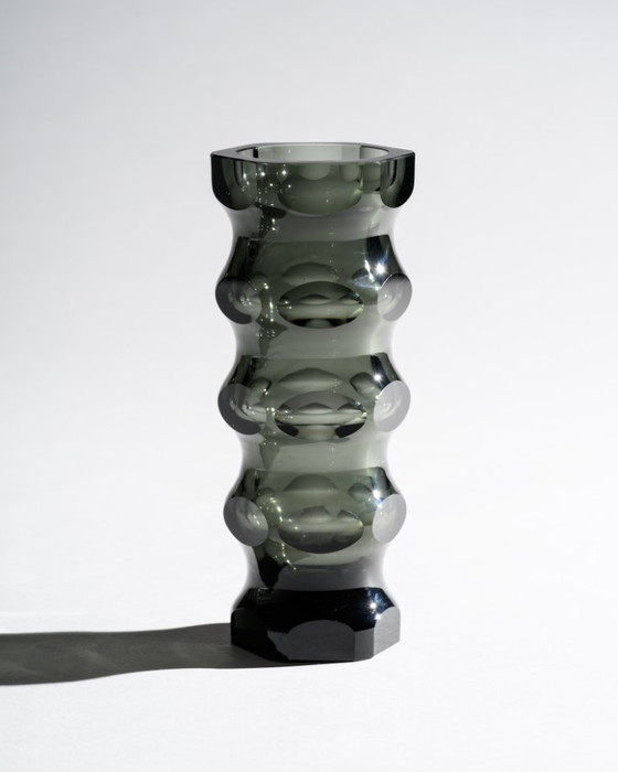 Image 1 of Geometrische brutaliteit in handgesneden glas. Oost-Duitse ateliervaas, ca. jaren 70, DDR.