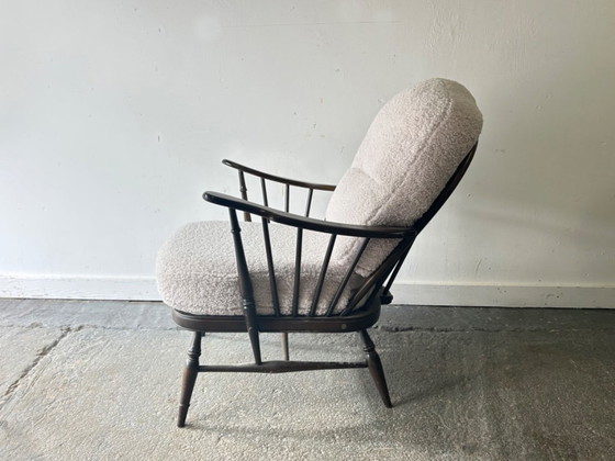 Vintage Ercol Model 994 Windsor Fauteuil, opnieuw bekleed met witte bouclé – Stoelen / fauteuils, Textile (photo 8 of 8)
