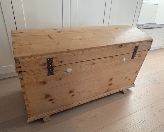 Image 1 of Antieken Houten grenen dekenkist met gebogen deksel. 