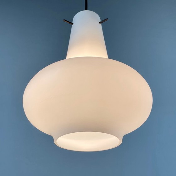 Image 1 of Lampada a sospensione in vetro opalino nello stile dello Stilnovo. Moderna di metà secolo. Italia, anni '60