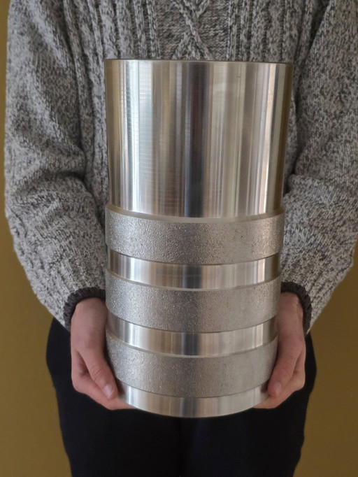 Énorme vase industriel brutaliste en acier inoxydable, près de 7 kg