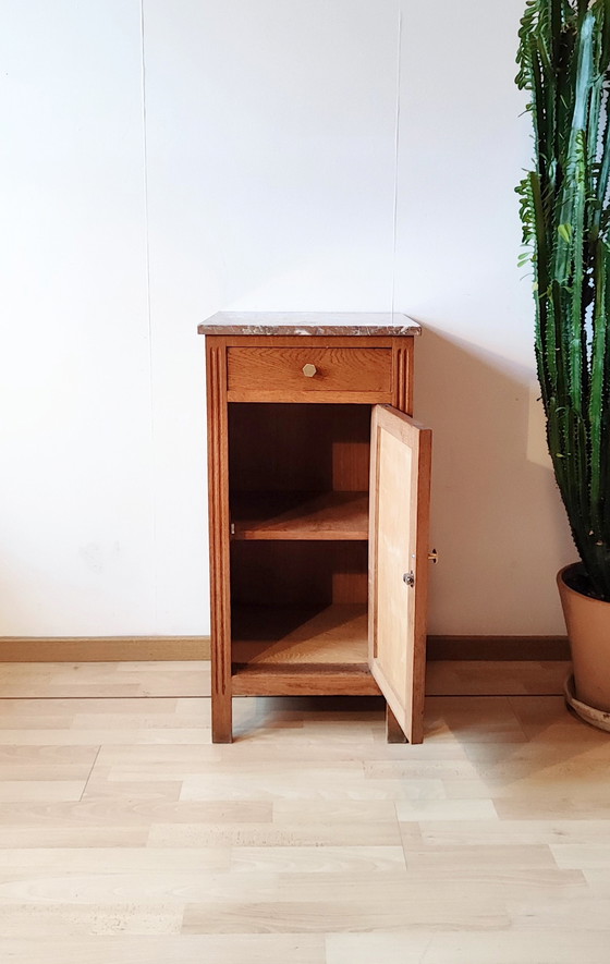 Image 1 of Mueble de madera maciza con tapa de mármol.