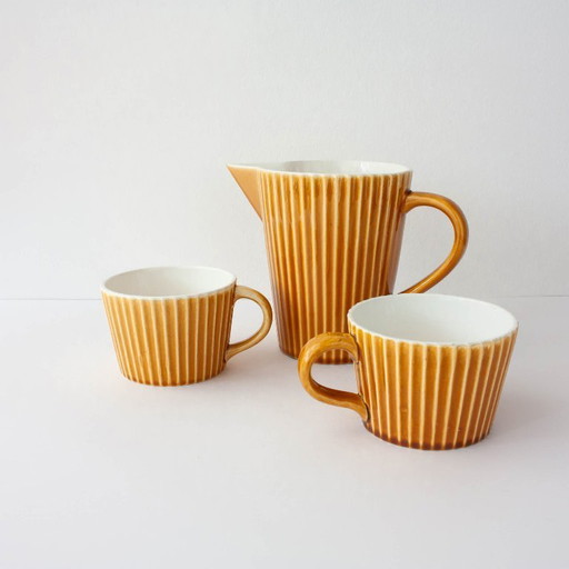 Juego de tazas de té y jarra de leche de cerámica de Secla, década de 1970.