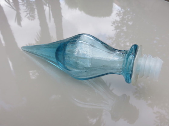 Image 1 of Botella gigante, jarra, Empoli, Italia, vidrio azul con puntas de diamante. Décadas de 1960-1970.