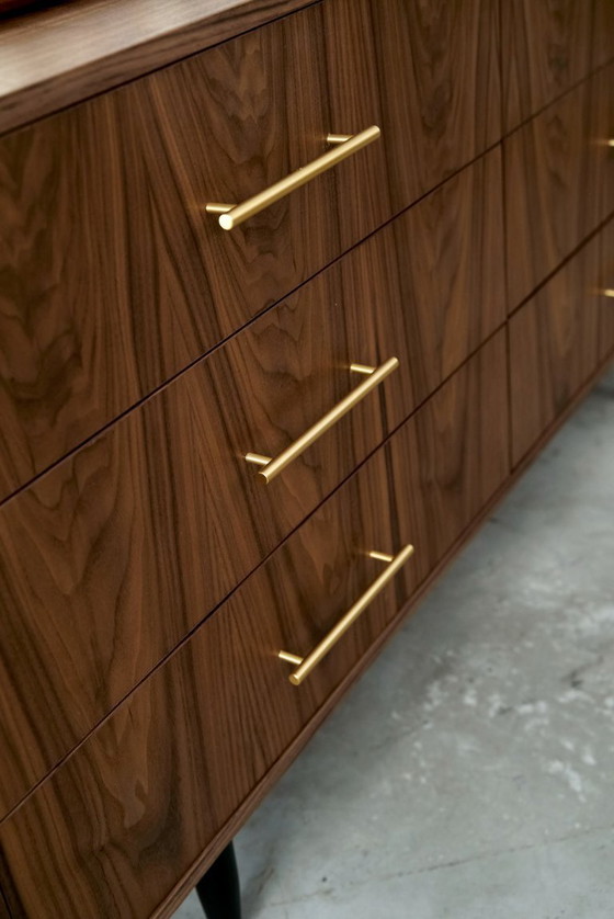 Image 1 of Aparador de nogal O-S13 seis cajones