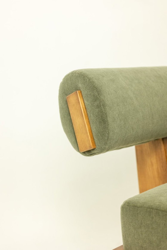 Image 1 of Banco de tres plazas en fresno claro y terciopelo mohair verde. Contemporáneo.