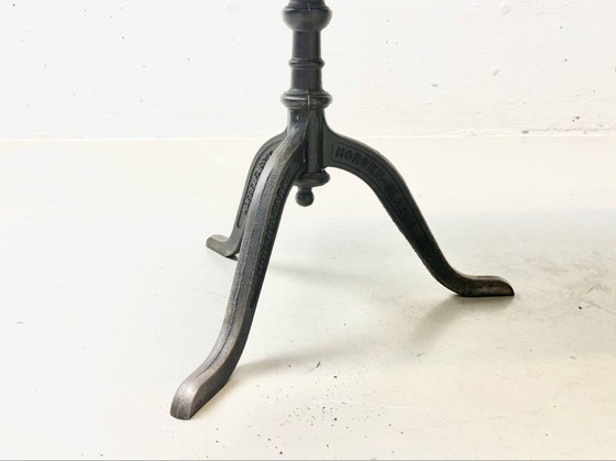 Image 1 of Tavolo in castagno con gambe in ghisa Horgen Glarus, anni '20-'40