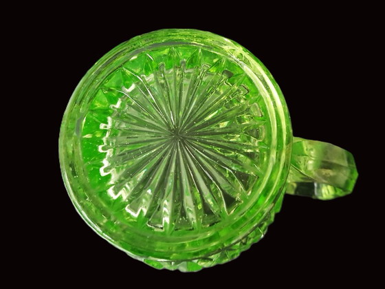 Image 1 of Sowerby Glass – Art-Deco-Wasserkrug aus Uranglas – 20er/30er Jahre