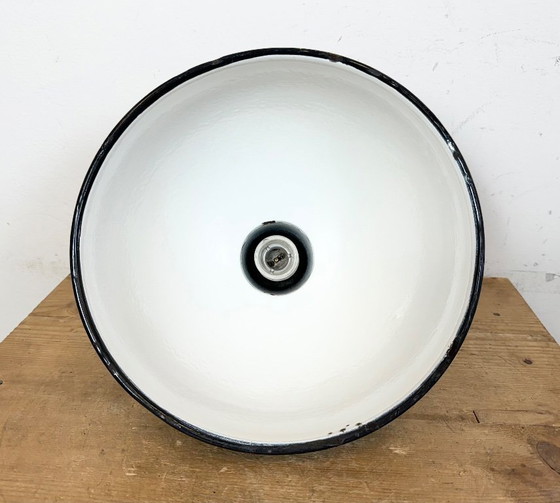 Image 1 of Lámpara colgante industrial de esmalte verde, década de 1960