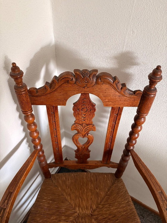 Image 1 of Antiker Eichensessel mit Sitzfläche aus Binsen