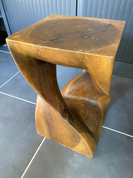 N2 Kruk van massief onbewerkt walnotenhout, uit één stuk gesneden, 1970 – krukjes, Wood (photo 2 of 16)