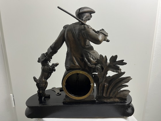 Pendule française ancienne à motif de chasseur et de chien – env. 35 cm – Iron, Other (photo 8 of 11)