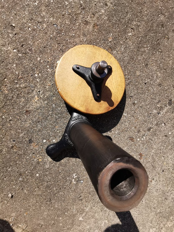 Antieke Singer naaimachine driepoot kruk met ronde gietijzeren zitting – Krukjes, Cast Iron, Wood (photo 4 of 13)