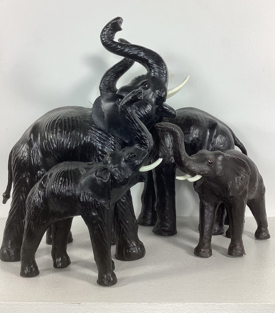 Image 1 of Ensemble de 4 éléphants vintage en cuir des années soixante