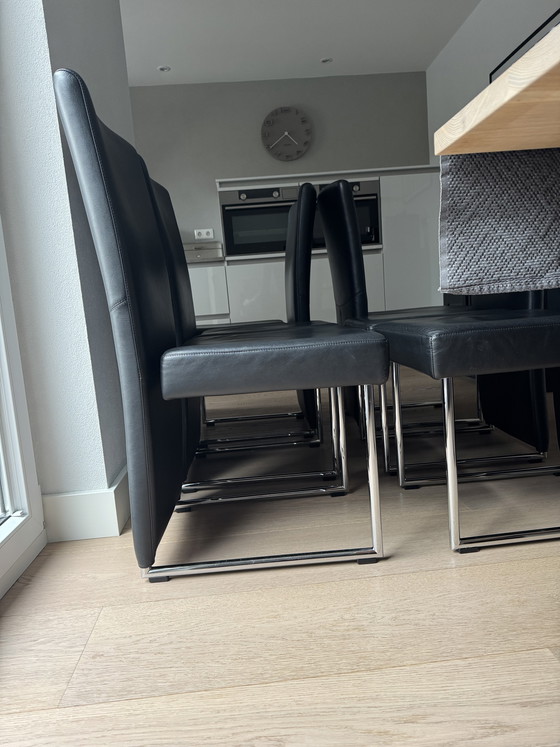 Image 1 of 6 eleganti sedie da pranzo Rolf Benz modello 7400 in pelle nera.