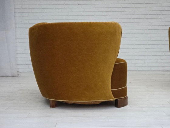 Image 1 of Deense "Banan" tweezitsbank uit de jaren 60, origineel olijfgroen meubelvelours.