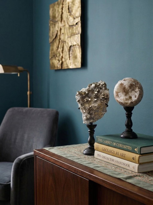 Dúo de pirita y cuarzo cristalino: escultura mineral sobre pedestales.